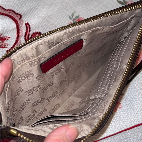 MICHAEL Michael Kors Ltd Ed Heart Jet Set Wristlet - Picture 8 of 11